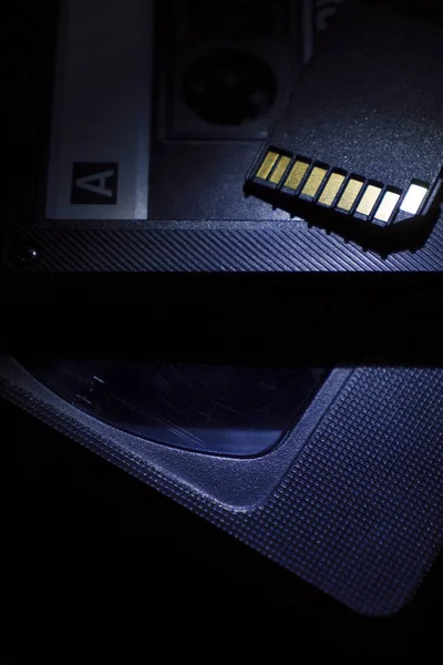 Vhs kaset, ses kaseti ve Sd kartı koyu bir arkaplanda yakın plan çekimleri