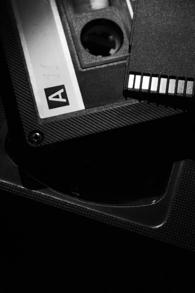 Vhs Kassette Audiokassette Und Karte Aus Nächster Nähe Auf Dunklem — Stockfoto
