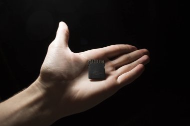 Karanlık bir arkaplanda Sd kartı