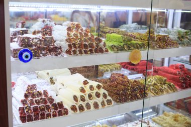 Bir dükkan vitrininde doğulu tatlılar