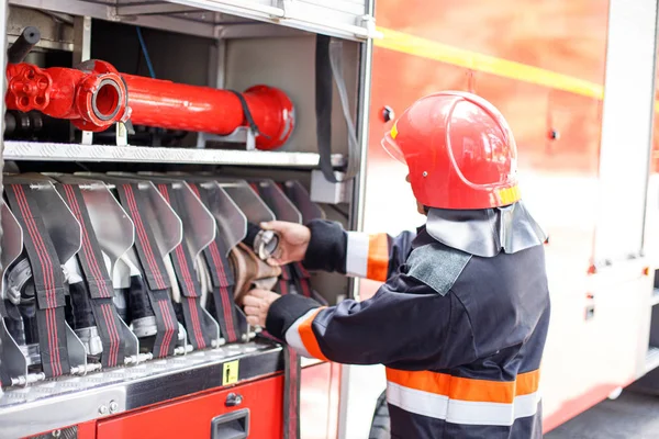 Pemadam Kebakaran Memeriksa Selang Kebakaran — Stok Foto