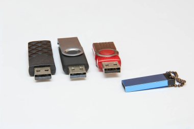 Bir satırda kullanılan Usb flash diskleri