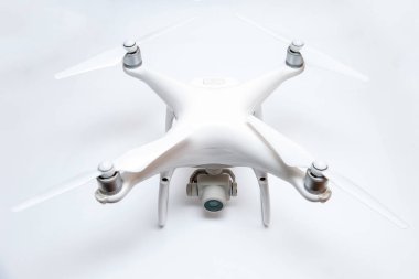 Quadcopter beyaz bir masada duruyor.