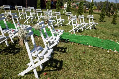 Çıkışa inecek yerler. Parktaki düğün çariçesi.