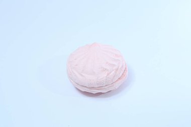 Beyaz arka planda tatlı pembe şekerlemeler