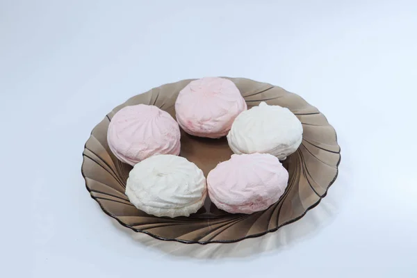 Roze Witte Marshmallows Een Bruine Plaat Een Witte Achtergrond — Stockfoto