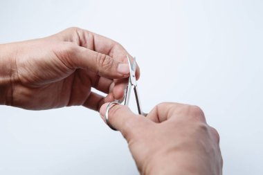 Tırnak makasıyla eline çivi makası geçir.