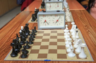 Oyundan önce parçalı satranç tahtası.