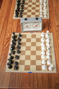 Oyundan önce parçalı satranç tahtası.
