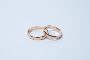 iki alyans beyaz zemin üzerine