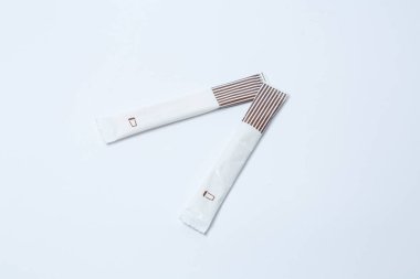 Beyaz arka planda iki şeker çubuğu