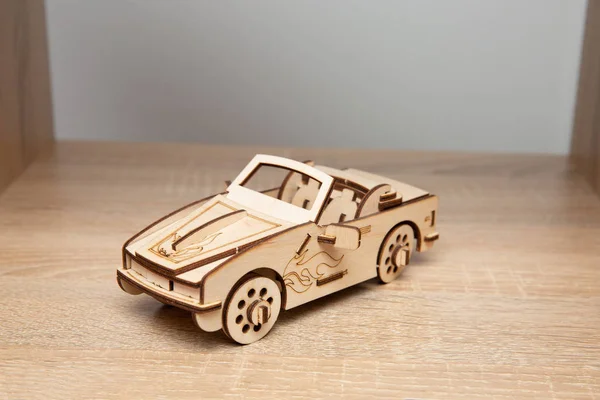 おもちゃの車の形で木製のおもちゃ — ストック写真