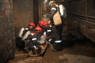 Gaz kurtarma ekipleri yaralılara ilk yardım sağlıyor