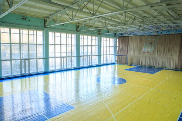 东欧地区高中的旧体育馆 — 图库照片