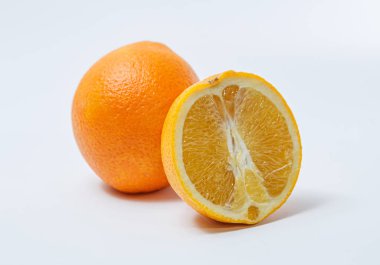 Beyaz arka planda yarım portakal