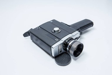 Beyaz arka planda eski bir 8 mm film kamerası.