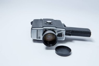 Beyaz arka planda eski bir 8 mm film kamerası.
