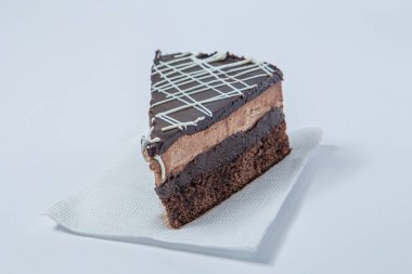 tatlı pasta beyaz peçete üzerinde