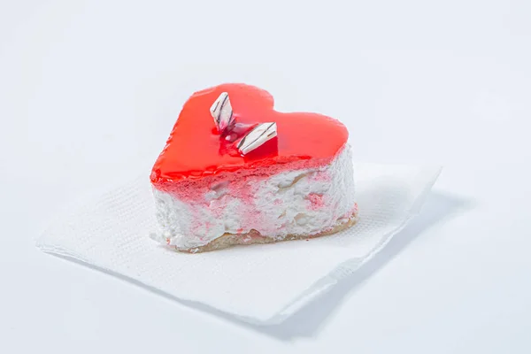 화이트 냅킨에 달콤한 케이크 — 스톡 사진