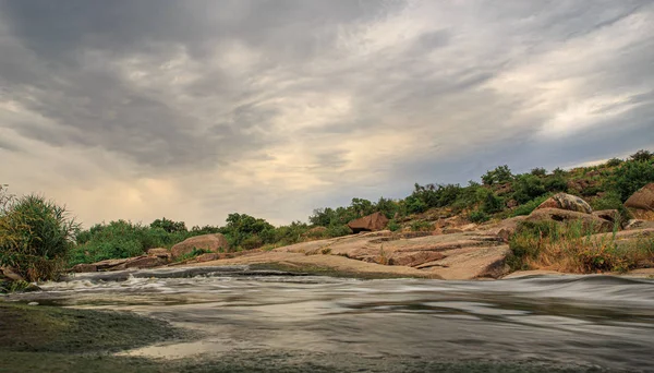 曇りの日に石花崗岩の急流で川 — ストック写真