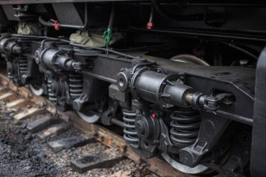 Dizel bir demiryolu lokomotifinin tekerlek mekanizmaları