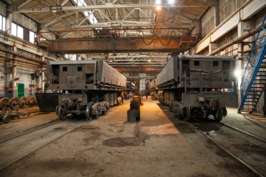 Bir depoda elden geçirildikten sonra demir cevheri taşımak için vagonlar.