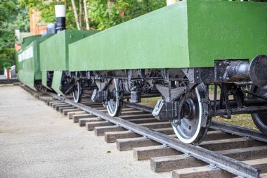 Müze yeşil tren vagonu raylarda