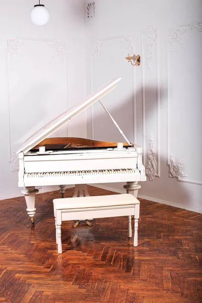 Witte Piano Een Witte Achtergrond — Stockfoto