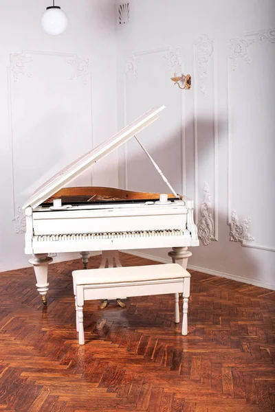 Piano Blanco Sobre Fondo Blanco —  Fotos de Stock