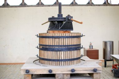 Üzüm sıkmak için eski pres