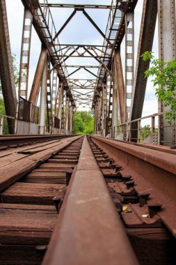 Eski demir bir köprüde kullanılmayan raylar