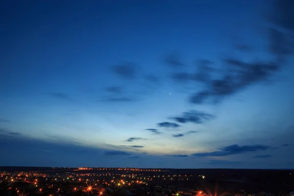 Panorama Nočního Městečka Modrou Oblohou — Stock fotografie
