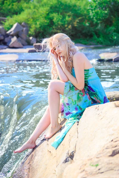 Jovem Loira Vestido Margem Rio Borbulhante — Fotografia de Stock