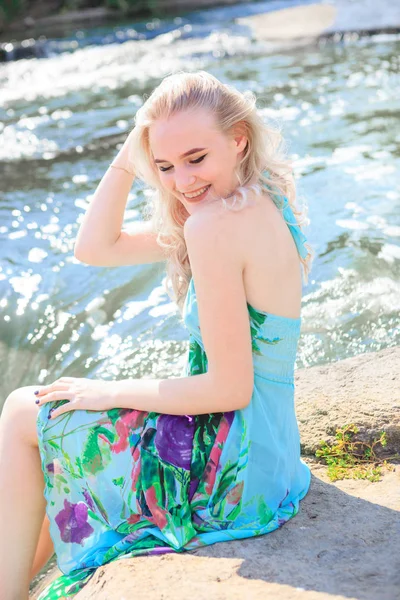 Молода Блондинка Сукні Березі Бульбашкової Річки — стокове фото