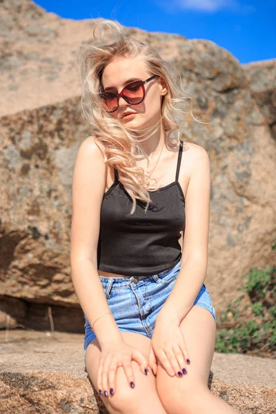 Joven Rubia Gafas Oscuras Sobre Piedras Granito —  Fotos de Stock