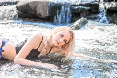 Şelalede sudaki genç sarışın