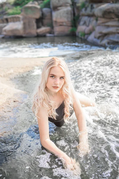 Jovem Loira Água Uma Cachoeira — Fotografia de Stock