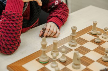  Çocuk satranç turnuvası, oyuncuların elleri