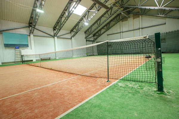 Spor kompleksinde kapalı tenis kortu