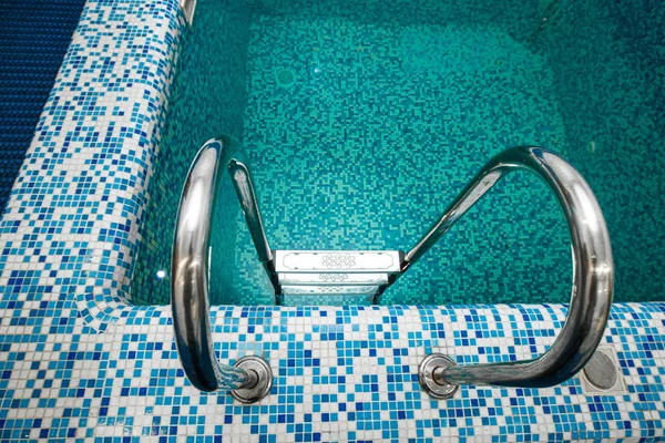 Piscine Bleue Avec Escalier Chromé Dans Sauna — Photo