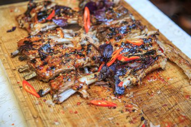 Restoranda servis yapmadan önce ızgara pirzola.