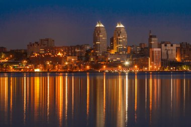 Nehir kıyısında gece megalopolis manzarası