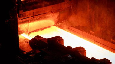 Çelik fabrikasında sıcak metal levha