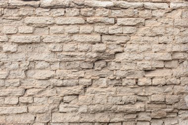 Eski tuğla işi, bazen zamanla hasar görür.