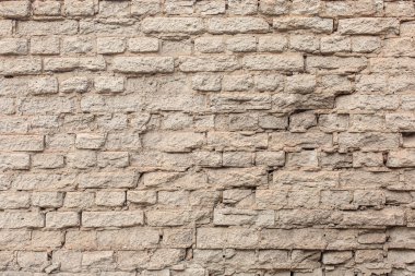 Eski tuğla işi, bazen zamanla hasar görür.