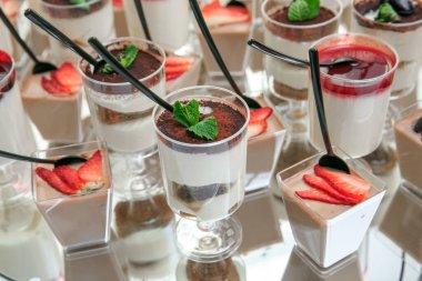 Masadaki bardakta tatlı. Ön plan keskinliği