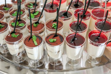 Masadaki bardakta tatlı. Ön plan keskinliği