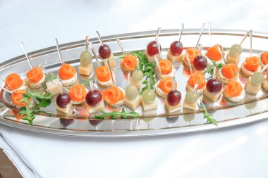 Peynirli üzüm ve kırmızı balık aperatifleri.