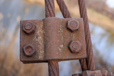 Paslı çelik kablo montajı