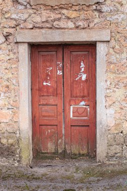 Yerlere kök salmış eski ahşap kapılar.